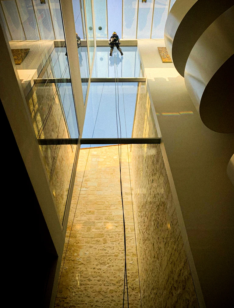 Intervention de cordistes MS Access pour laisser entrer la lumière chez VIDELOT à Bordeaux (bâtiment) – 3